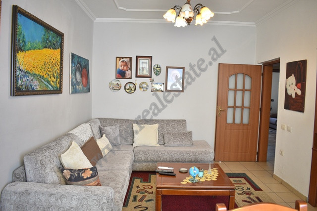 Apartament 3+1 me qira ne rrugen Qemal Stafa prane zones se Pazarit te Ri ne Tirane.
Pozicionohet n